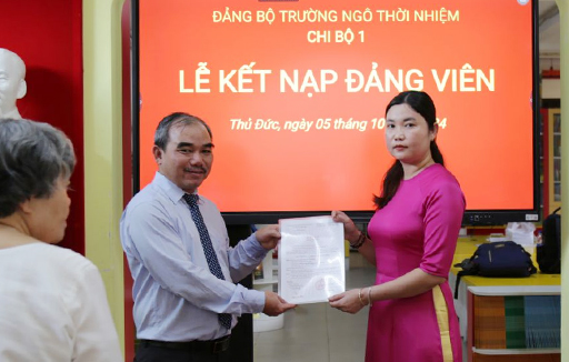 Chi Bộ I thuộc Đảng bộ trường Ngô Thời Nhiệm tổ chức lễ kết nạp Đảng cho quần chúng Nguyễn Thị Nhã Ý tại không gian văn hóa Hồ Chí Minh cơ sở Thủ Đức