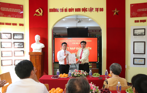 Chi Bộ IV thuộc Đảng bộ trường Ngô Thời Nhiệm tổ chức lễ kết nạp Đảng cho quần chúng Đinh Tiên Hoàng tại không gian văn hóa Hồ Chí Minh cơ sở Phước Long