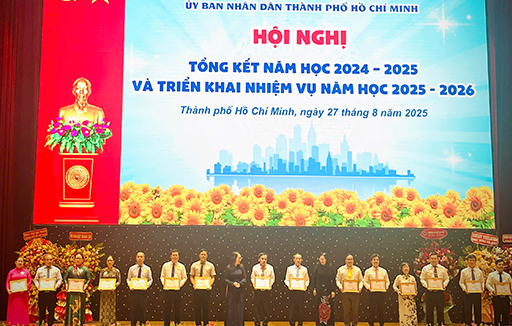 Trường Tiểu học, THCS và THPT Ngô Thời Nhiệm vinh dự đón nhận cờ thi đua cùng danh hiệu Tập thể lao động xuất sắc năm học 2024–2025