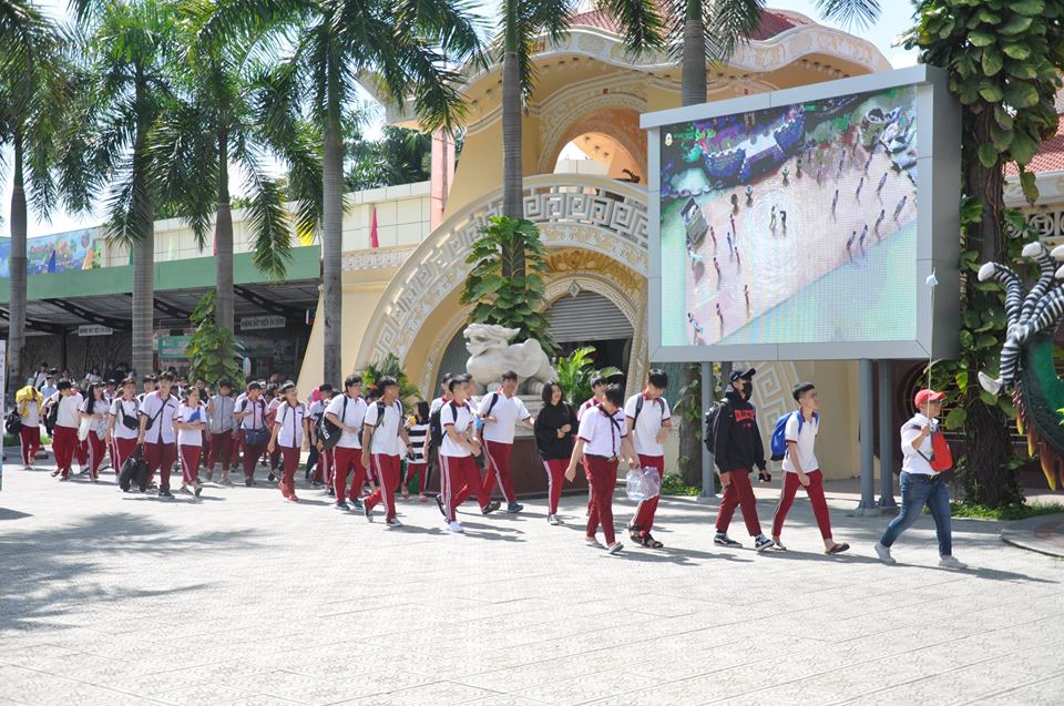 Đền tưởng niệm các vua Hùng và Khu du lịch văn hóa Suối Tiên năm học 2017 - 2018