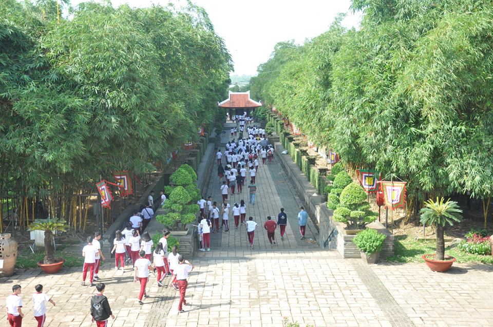 Đền tưởng niệm các vua Hùng và Khu du lịch văn hóa Suối Tiên năm học 2017 - 2018