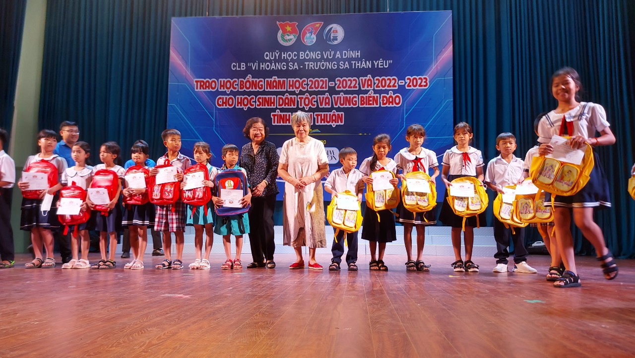 Thắp lửa yêu thương vùng “phên giậu” của tổ quốc