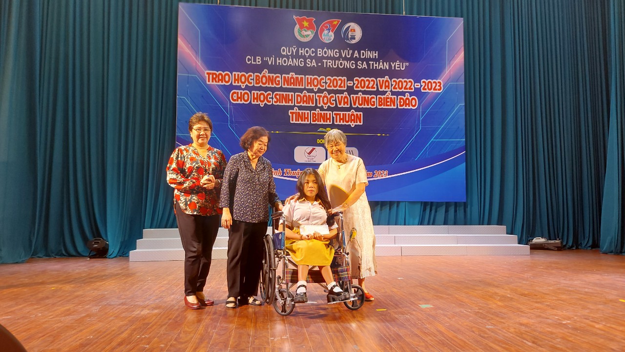 Thắp lửa yêu thương vùng “phên giậu” của tổ quốc
