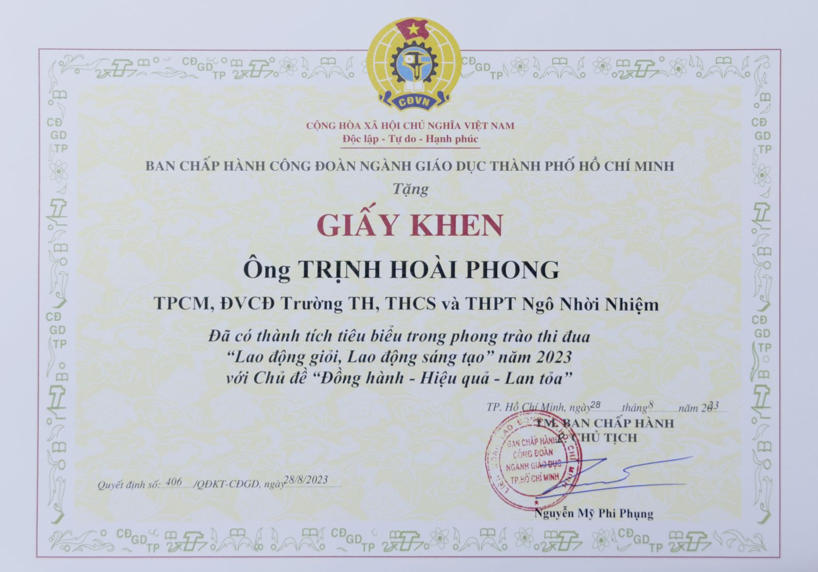 Ông Trịnh Hoài Phong nhận giấy khen Đã có thành tích tiêu biểu trong phong trào thi đua Lao động giỏi, Lao động sáng tạo năm 2023