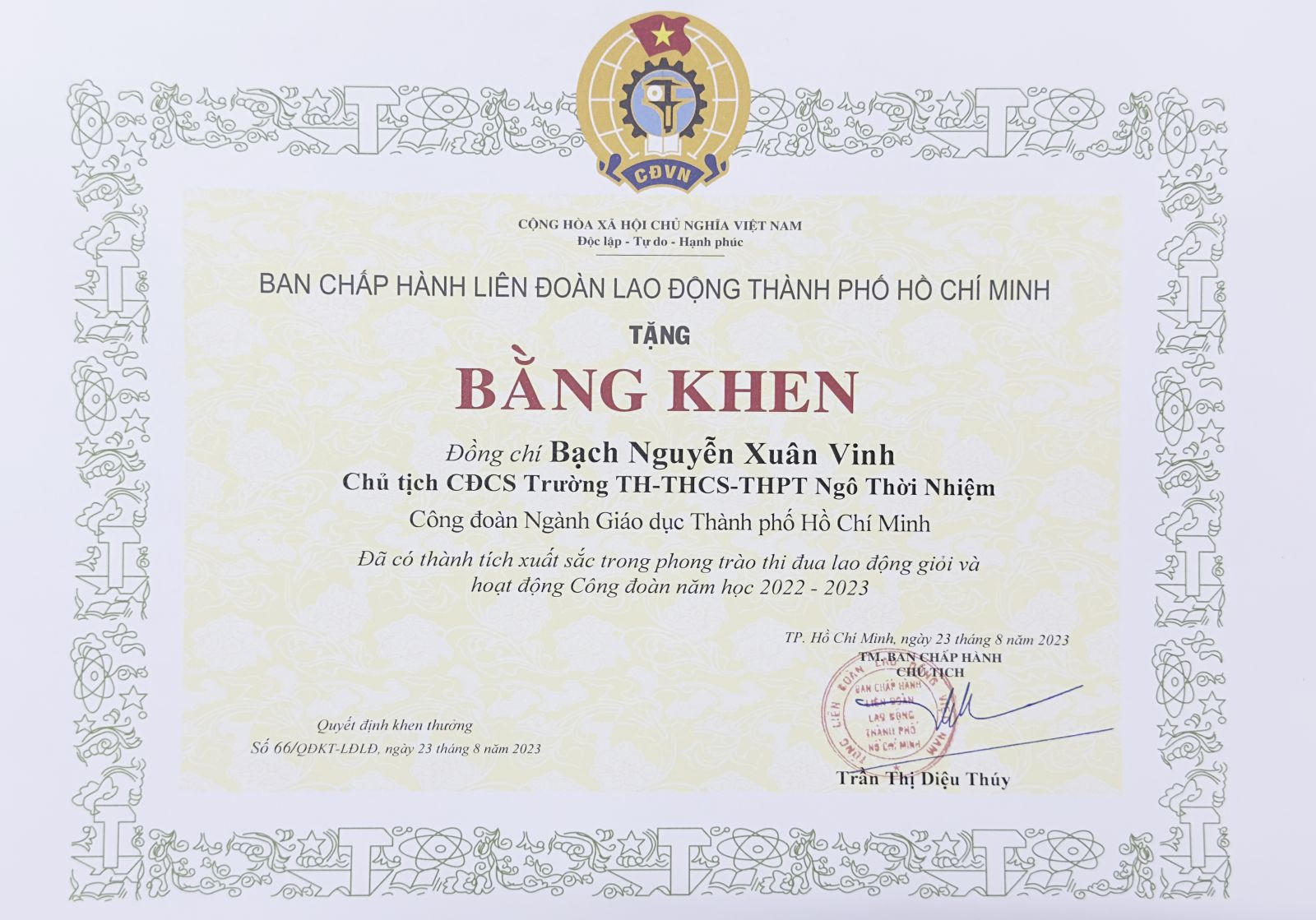 Đ/C Bạch Nguyễn Xuân Vinh nhận bằng khen Đã có thành tích xuất sắc trong phong trào thi đua lao động giỏi và hoạt động Công đoàn năm học 2022 - 2023 - Ảnh: Diep Nguyen