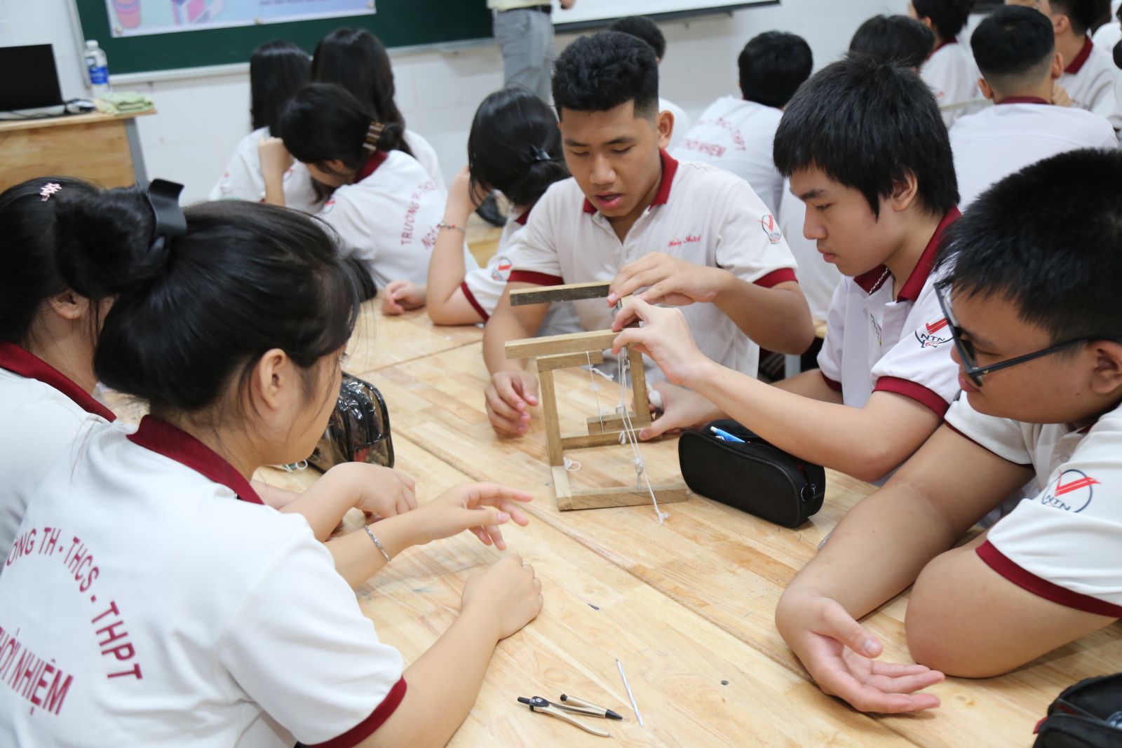 STEM: “Mô hình Tensegrity – Ứng dụng Vecto để thiết kế mô hình phản chống trọng lực”