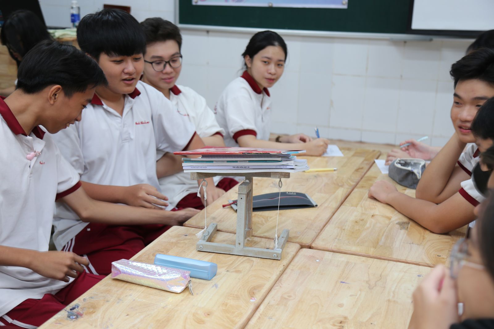 STEM: “Mô hình Tensegrity – Ứng dụng Vecto để thiết kế mô hình phản chống trọng lực”