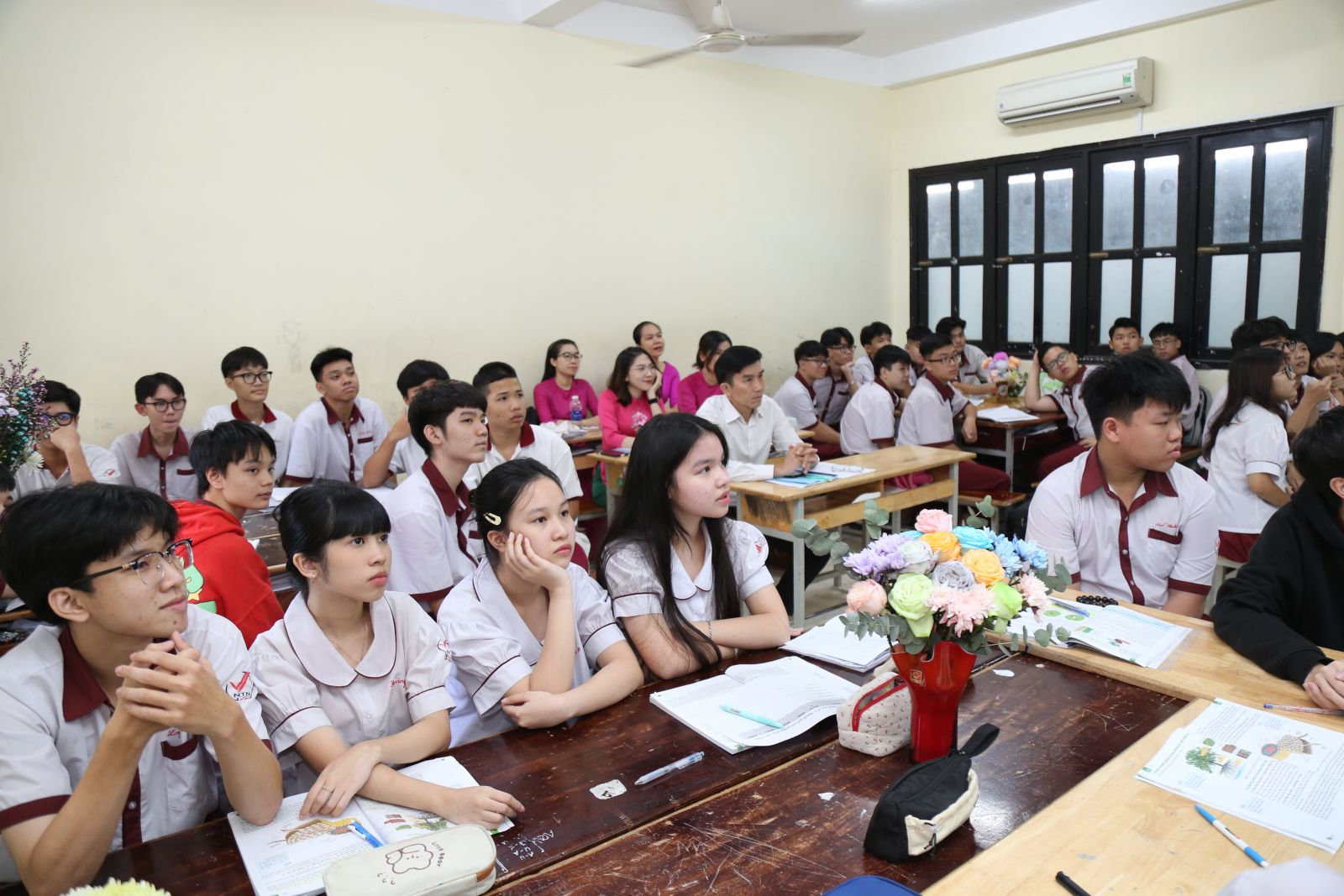 Với tinh thần học tập cao, các em học sinh lớp 11 đã có tiết học STEM ý nghĩa