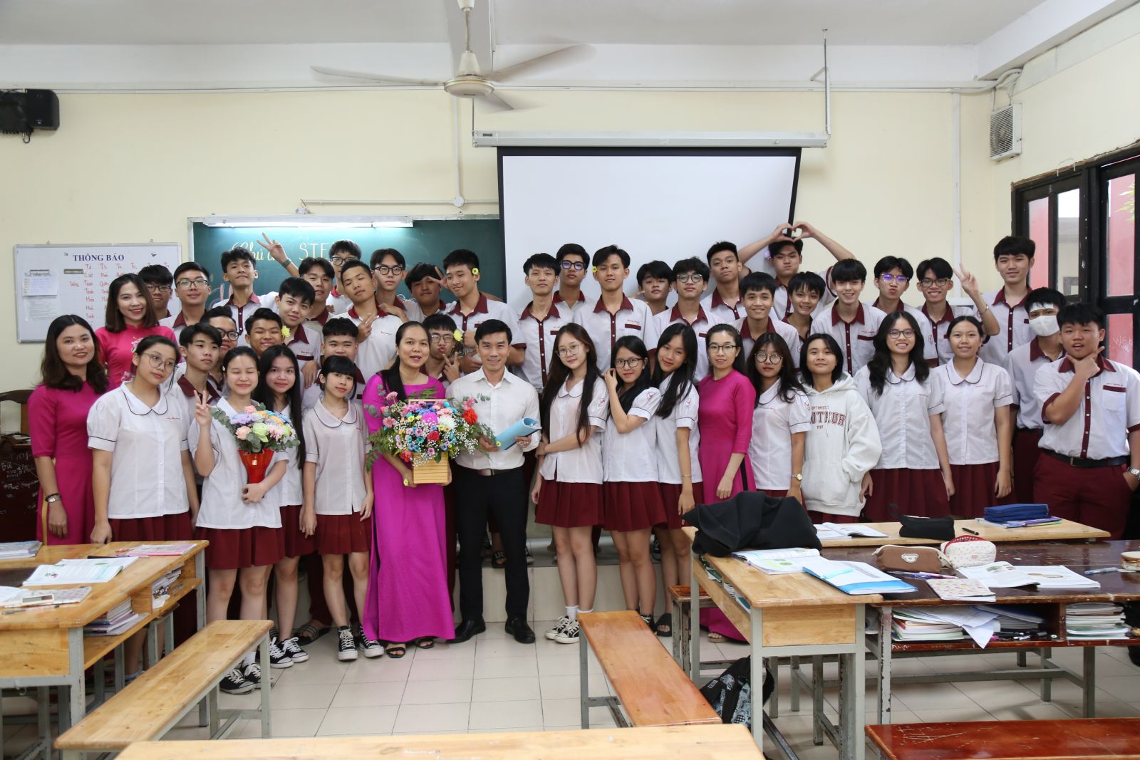 Tổ Sinh học tổ chức chuyên đề STEM “Hoa cầu vồng”