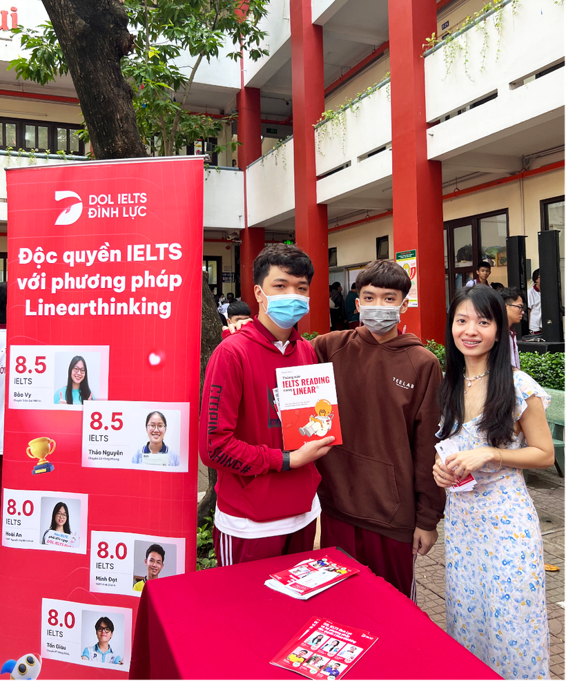 Các bạn học sinh Trường Ngô Thời Nhiệm nhận quà từ DOL English và chụp ảnh kỷ niệm cùng diễn giả.