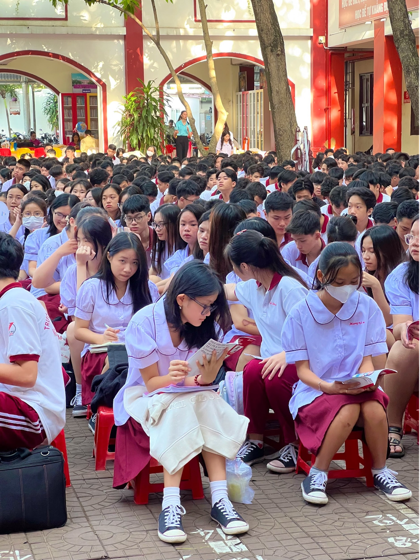 Các bạn học sinh sôi nổi thảo luận, thích thú tìm hiểu phương pháp Linearthinking.