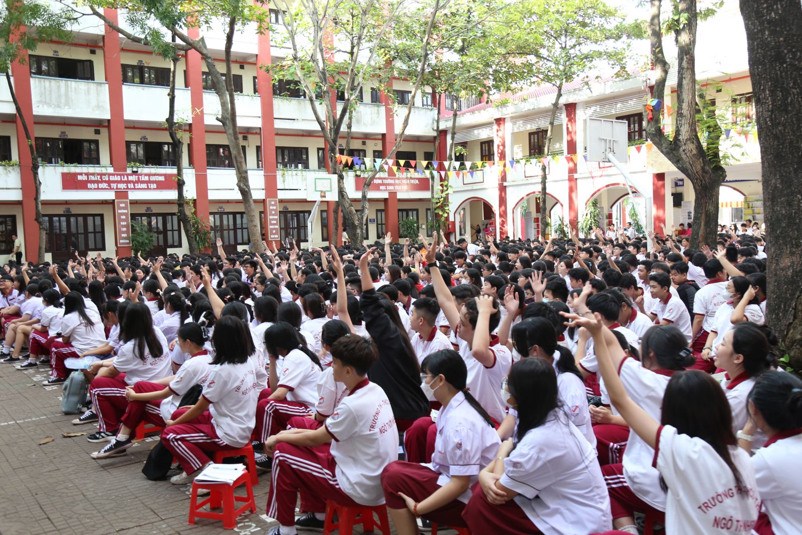 Học sinh tích cực tham gia trả lời các câu hỏi