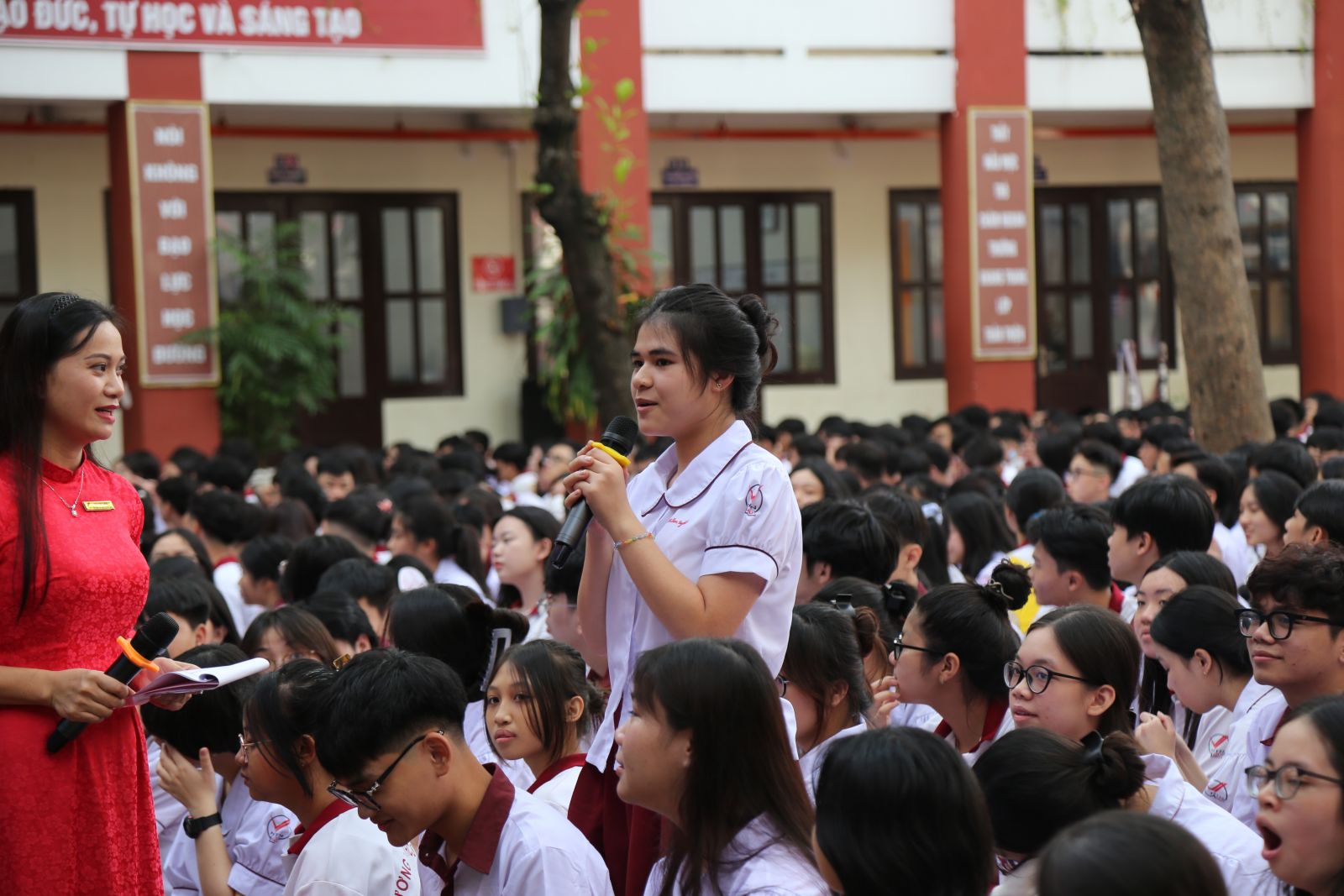 Học sinh tích cực tham gia trả lời các câu hỏi