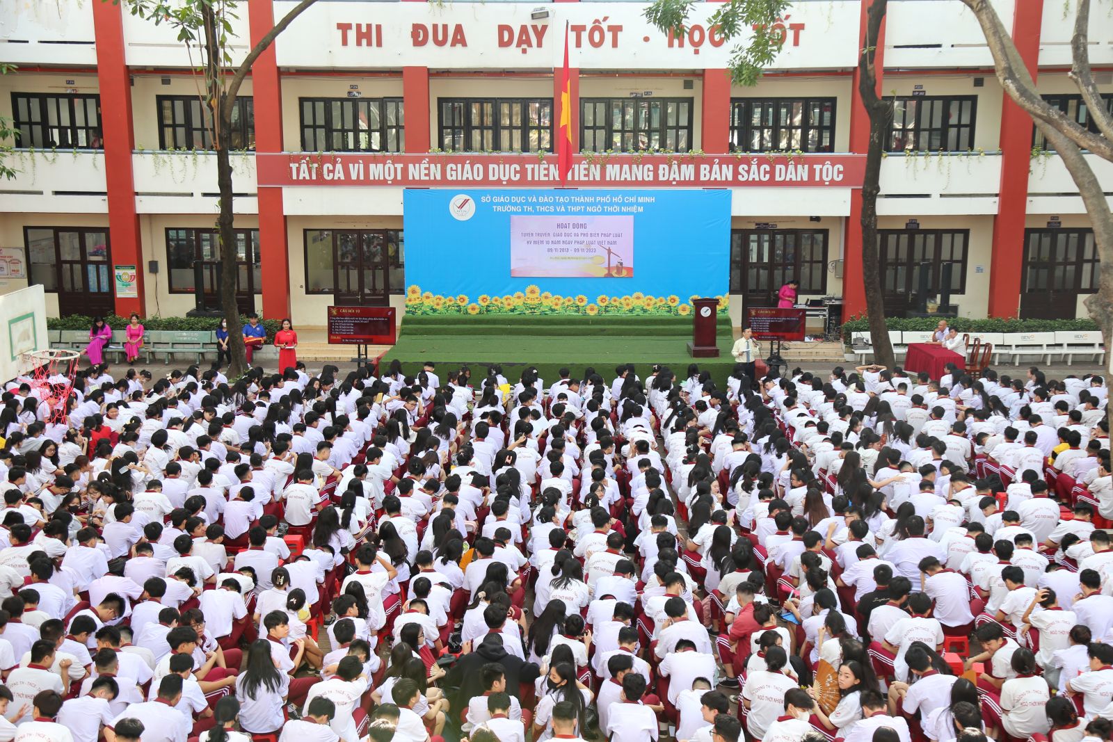 Toàn cảnh buổi tuyên truyền, giáo dục và phổ biến Pháp luật Việt Nam tại trường Ngô Thời Nhiệm