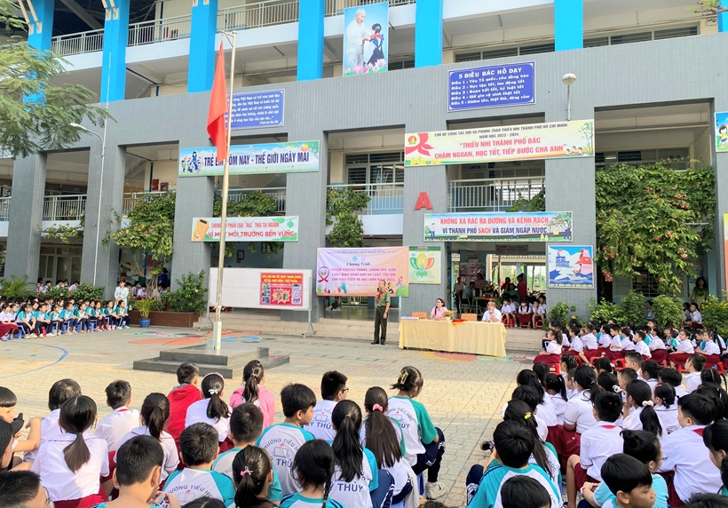 Trường tiểu học Mỹ Thủy, TP Thủ Đức (TP HCM) tổ chức tuyên truyền giáo dục pháp luật cho hơn 1000 học sinh tìm hiểu về Luật trẻ em và quyền trẻ em thông qua chương trình trò chơi đố vui “đuổi hình bắt chữ”. Ảnh: Ngọc Tuấn