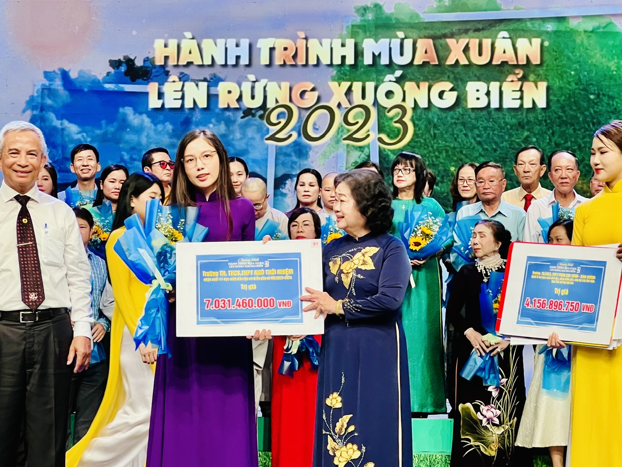 Trường Ngô Thời Nhiệm hỗ trợ hơn 7 tỷ đồng cho Quỹ học bổng Vừ A Dính