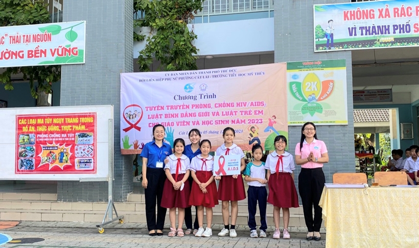 Thông qua trò chơi, các giáo viên đưa ra tình huống thường gặp, liên hệ với đời sống thực tế hàng ngày, để học sinh nhanh tiếp thu, dễ hiểu, nhớ lâu và thực hiện đúng. Ảnh: Ngọc Tuấn.