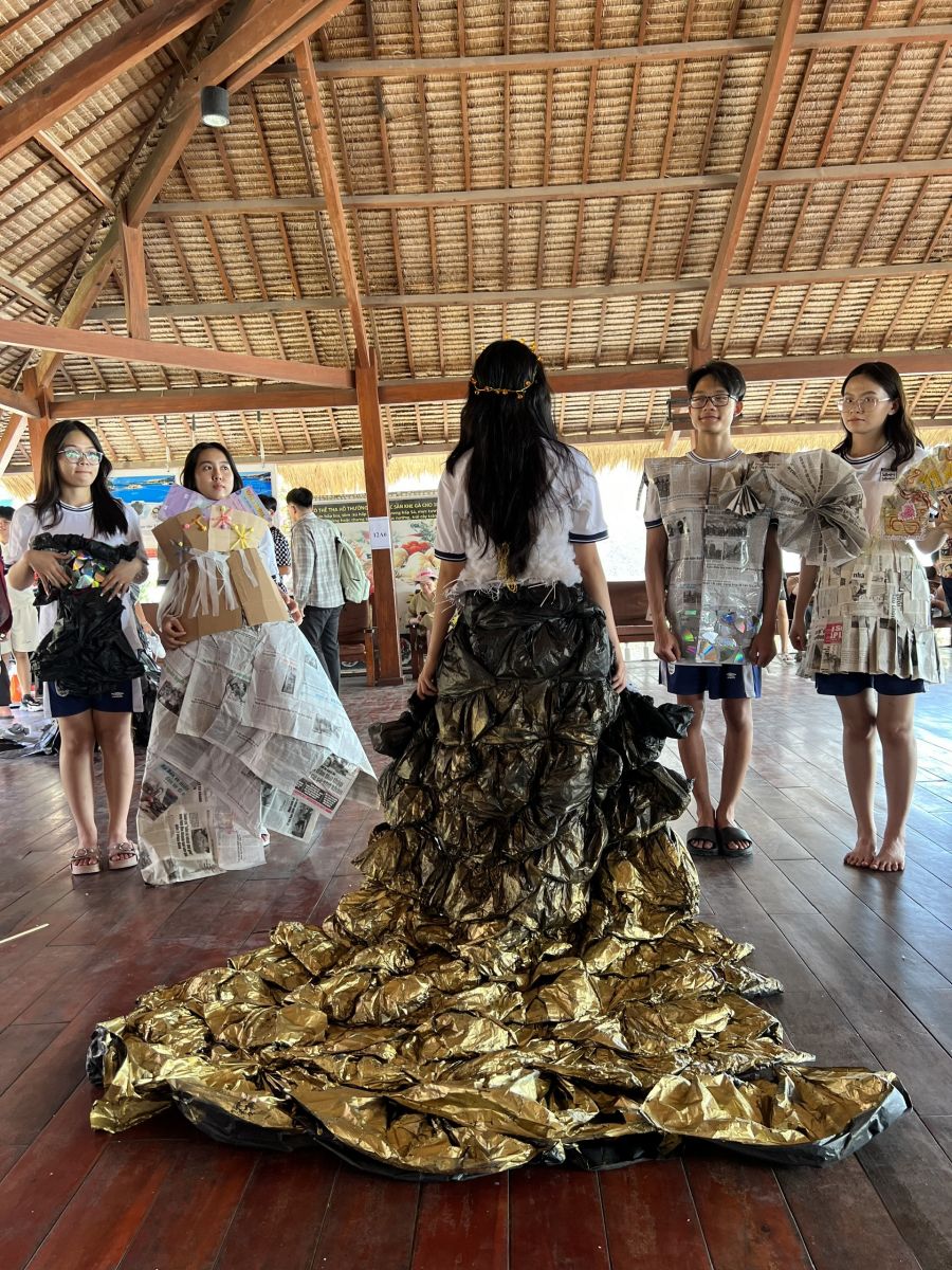 Các em học sinh biểu diễn thời trang từ vật liệu tái chế được các em tự thiết kế