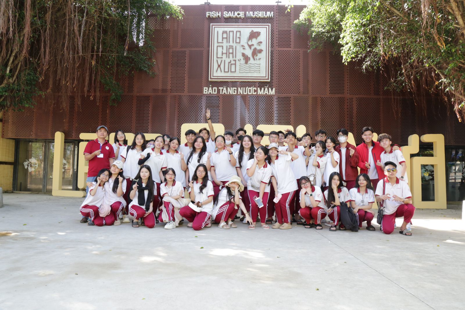 Các em học sinh tham quan Bảo tàng nước mắm