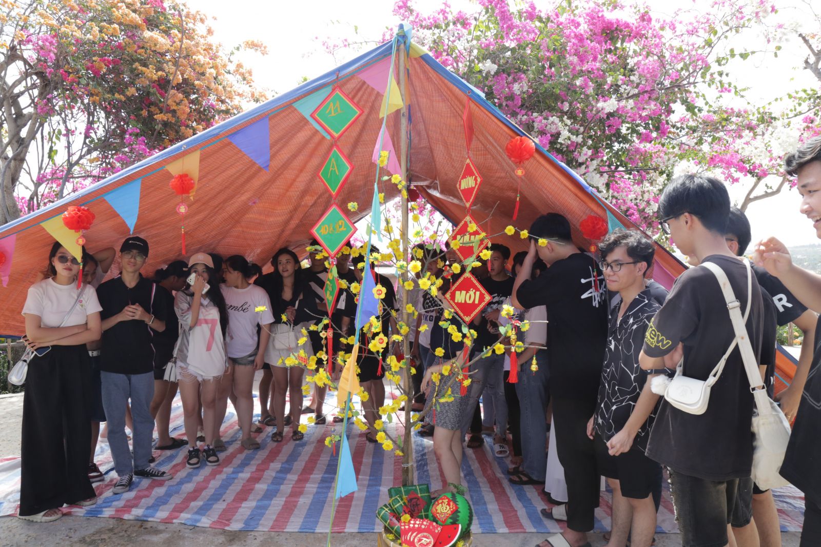 Các em học sinh thực hiện cắm trại cũng như thuyết trình về ý nghĩa của trại
