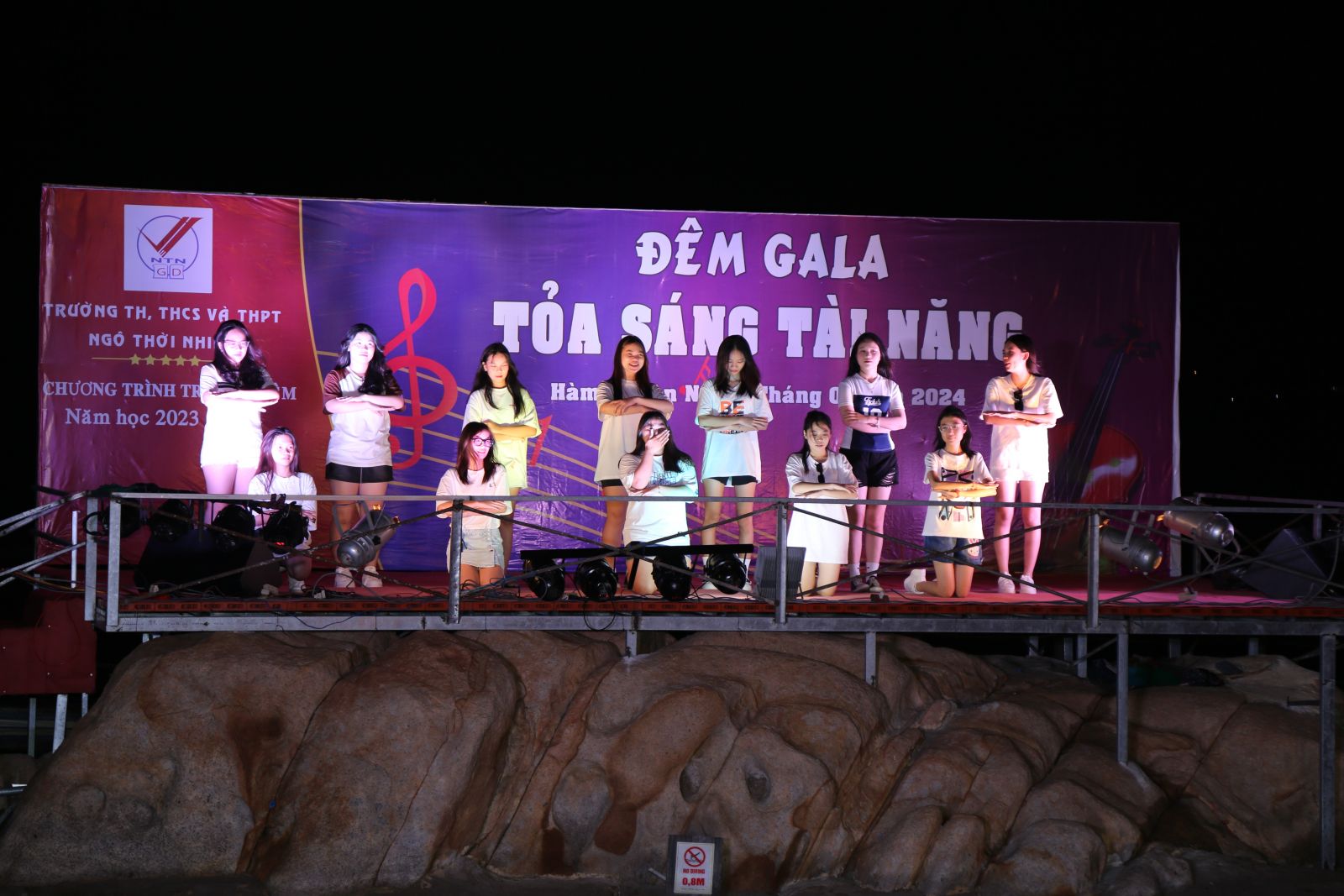 Các em thể hiện tài năng của mình tại đêm gala do trường tổ chức