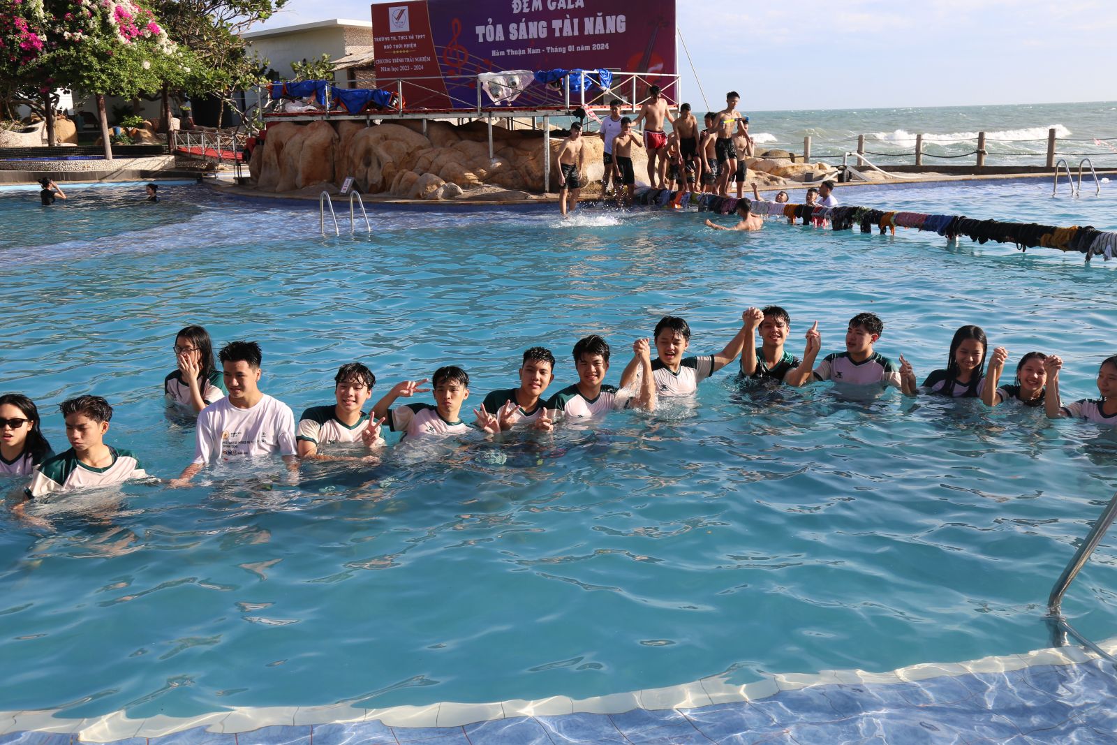 Các em vui đùa cùng nhau, tắm cùng nhau ở Hồ bơi nước mặn