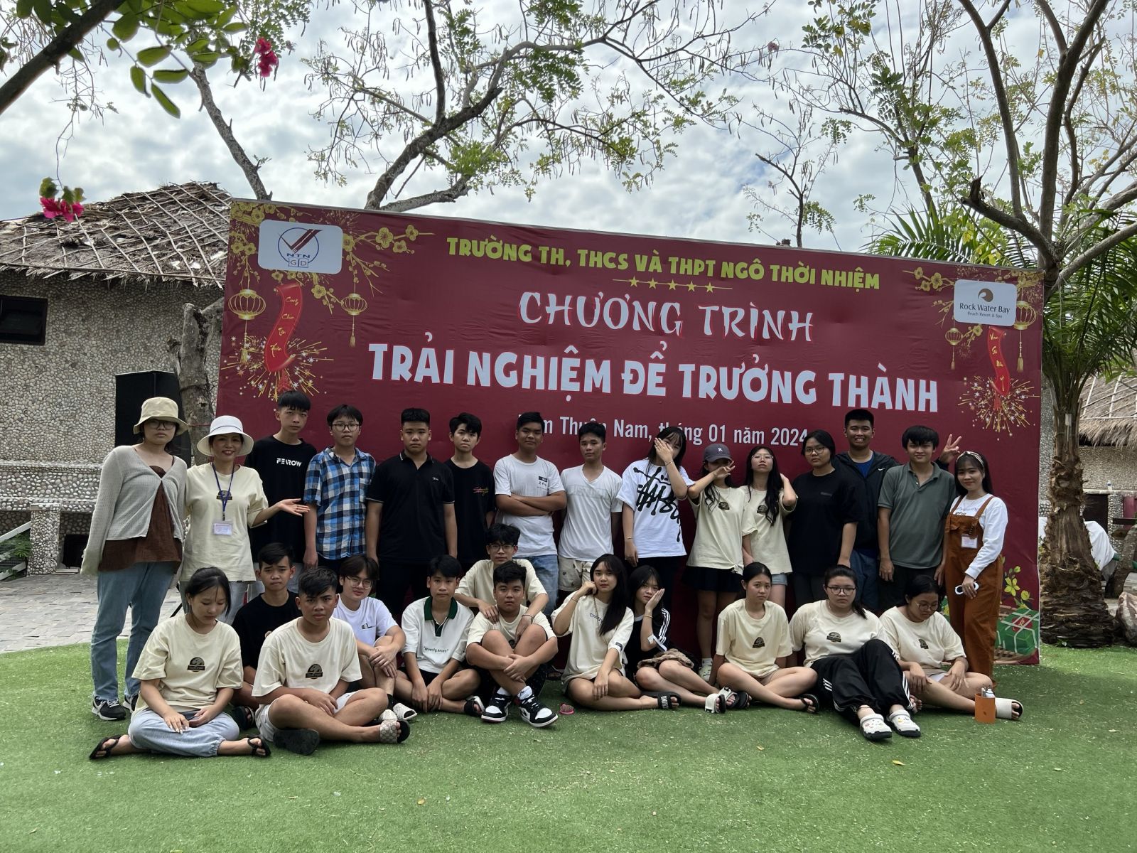 Tập thể lớp check backdrop Tết tại Hàm Thuận Nam