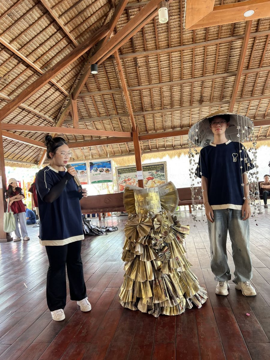 Các em học sinh biểu diễn thời trang từ vật liệu tái chế được các em tự thiết kế