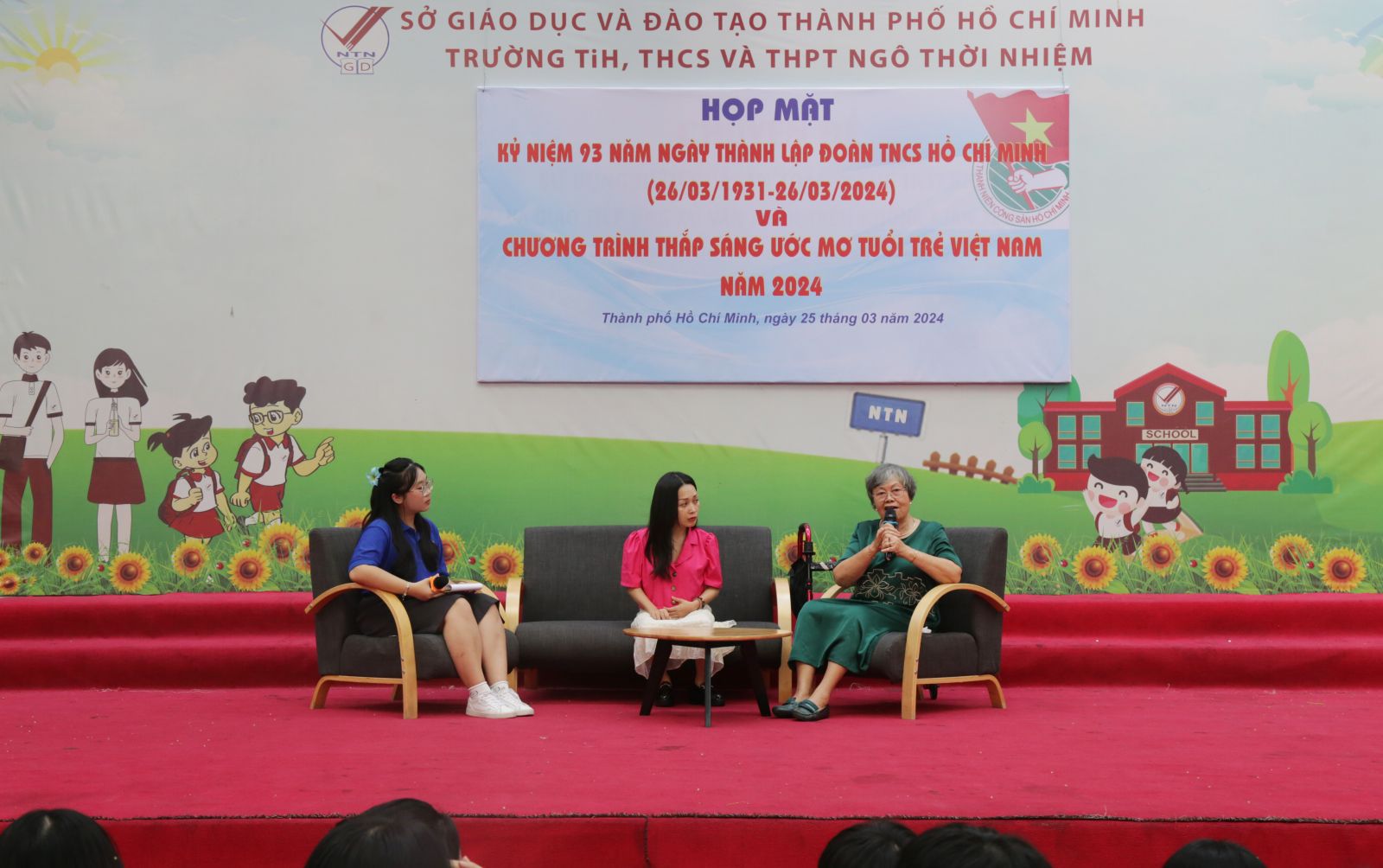 Gặp mặt, giao lưu với hai khách mời đặc biệt cô Phạm Thị Thúy Vĩnh (bìa phải) và nhà văn khuyết tật Trần Trà My (giữa)