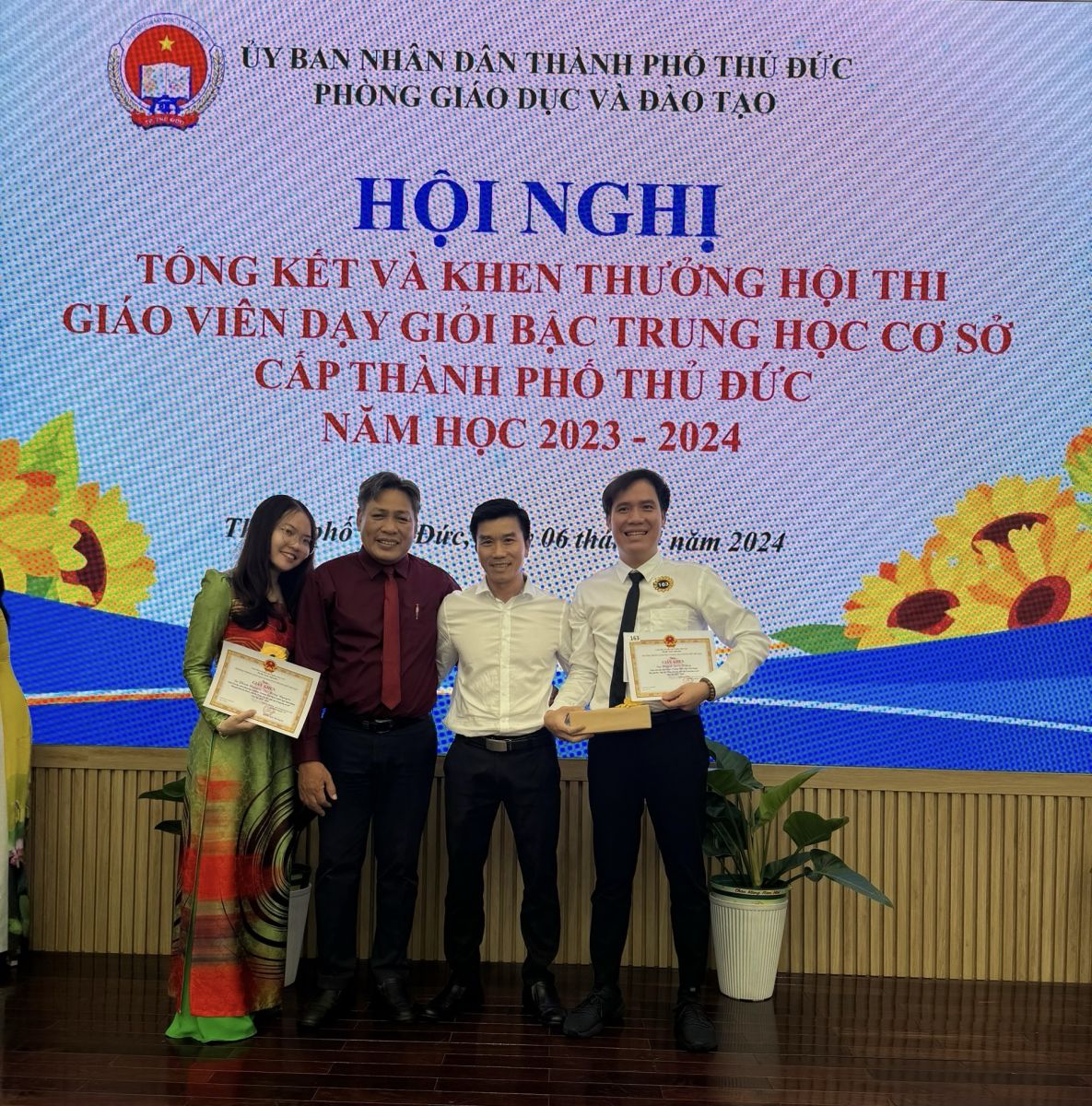 Từ trái sang phải: Cô Phạm Nguyễn Thị Hồng Nguyên, thầy Nguyễn Anh Phong, thầy Nguyễn Hữu Tài và thầy Huỳnh Quốc Thắng