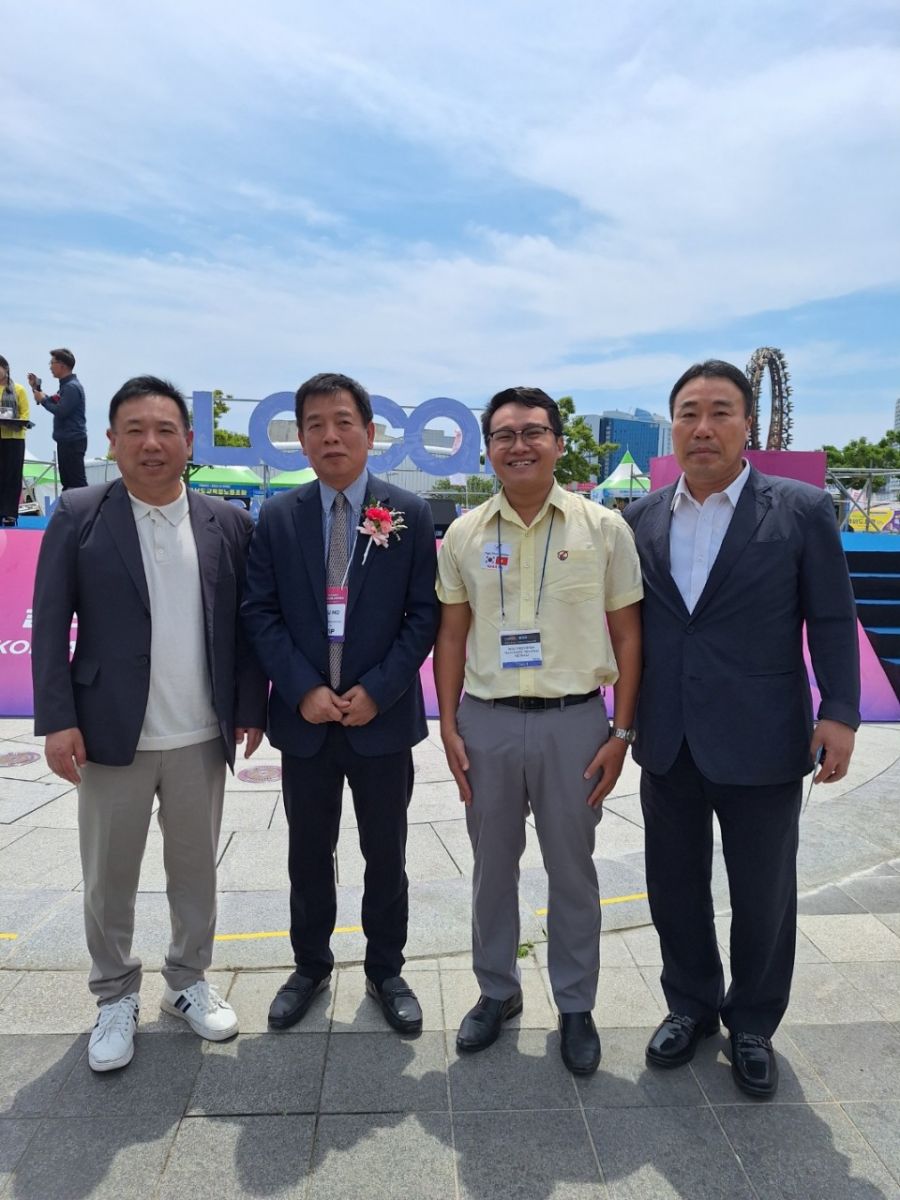 Thầy trò trường Ngô Thời Nhiệm chụp ảnh và trò chuyện với ngài Đại Sứ Vũ Hồ