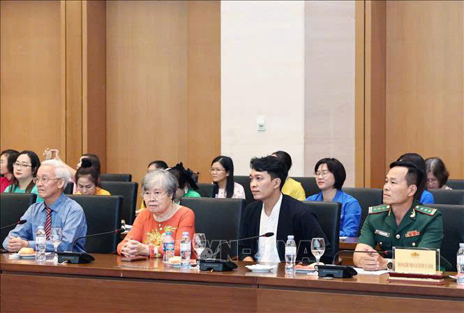 Cô Phạm Thị Thúy Vĩnh - Trường Ngô Thời Nhiệm Vinh dự nhận giải thưởng Vừ A Dính năm 2024