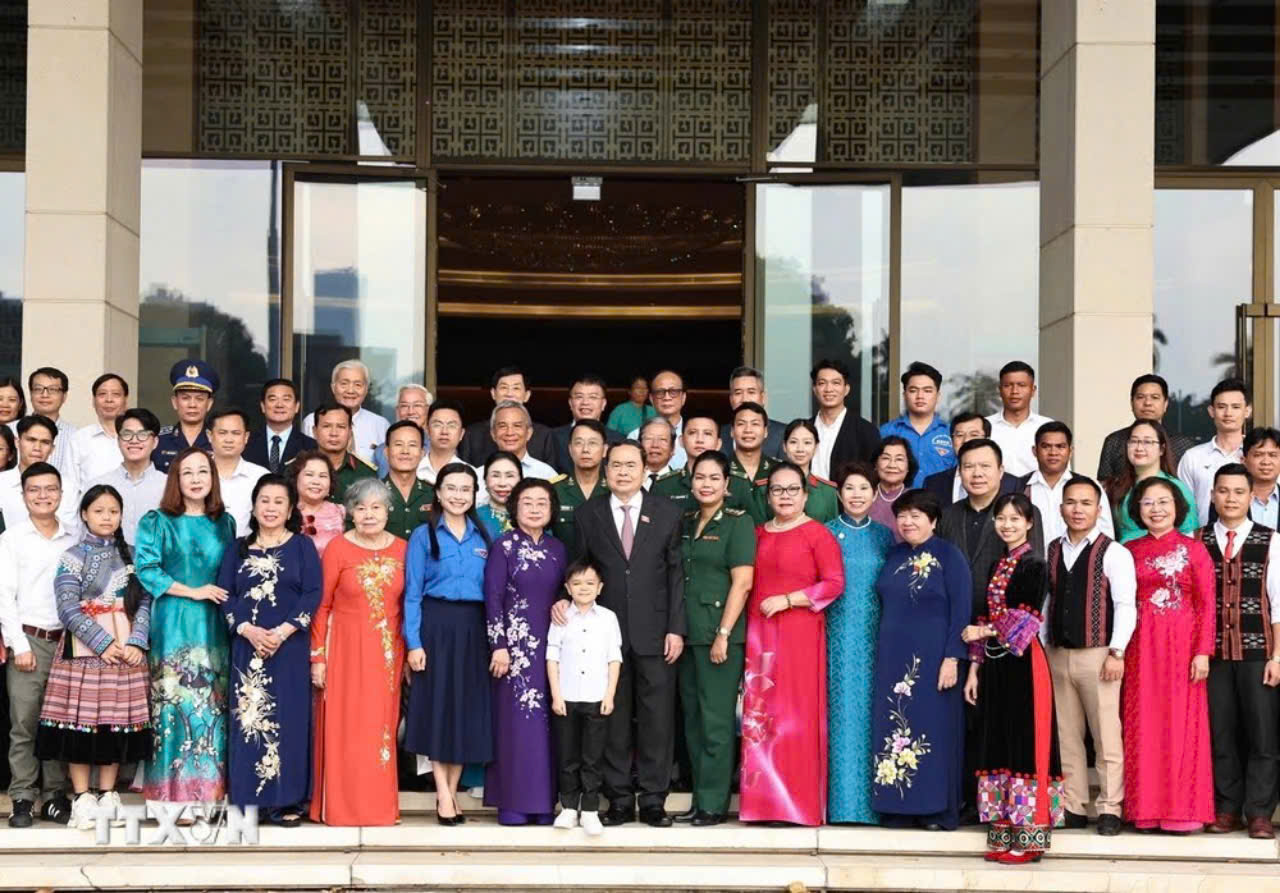 Cô Phạm Thị Thúy Vĩnh - Trường Ngô Thời Nhiệm Vinh dự nhận giải thưởng Vừ A Dính năm 2024