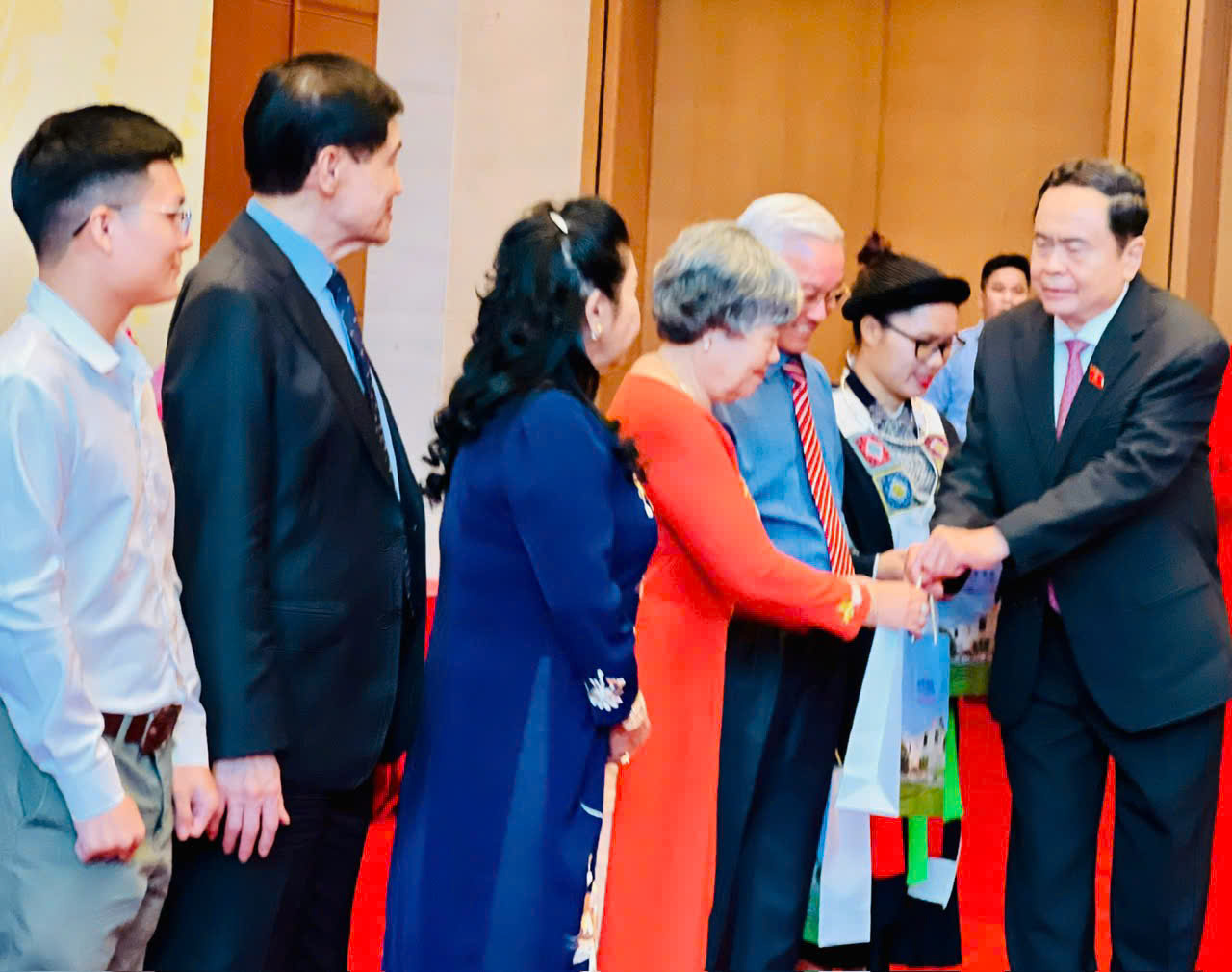 Cô Phạm Thị Thúy Vĩnh - Trường Ngô Thời Nhiệm Vinh dự nhận giải thưởng Vừ A Dính năm 2024