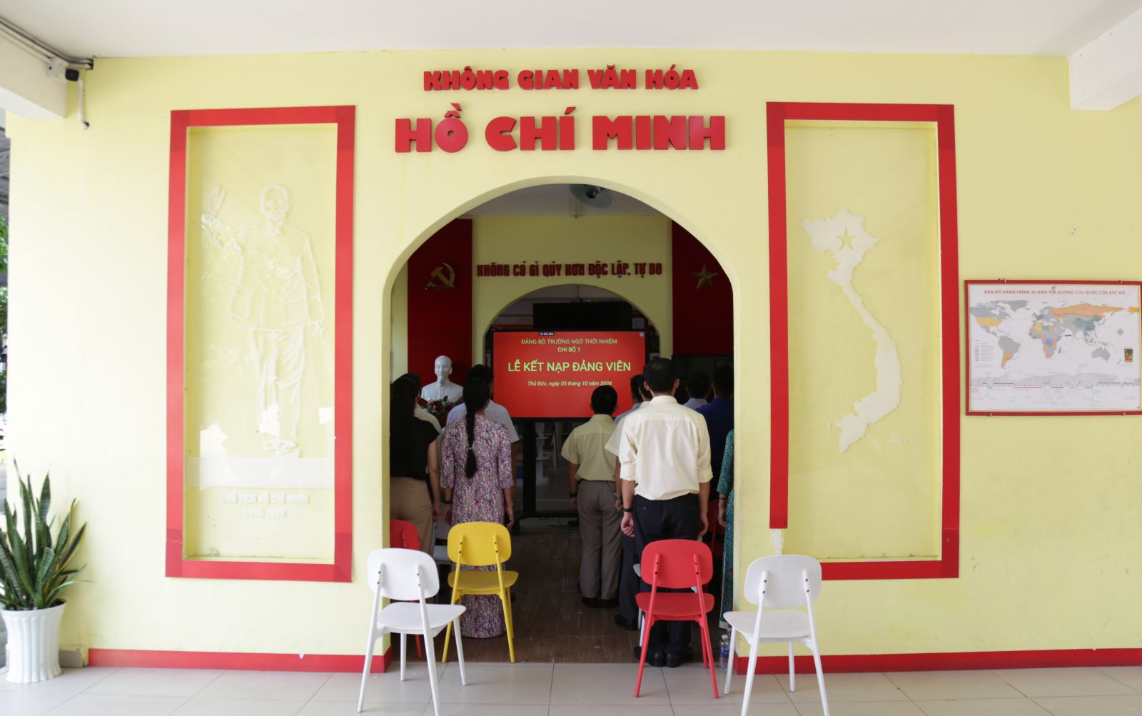 Đảng viên thực hiện nghi thức chào cơ - Ảnh: Diep Nguyen Pro