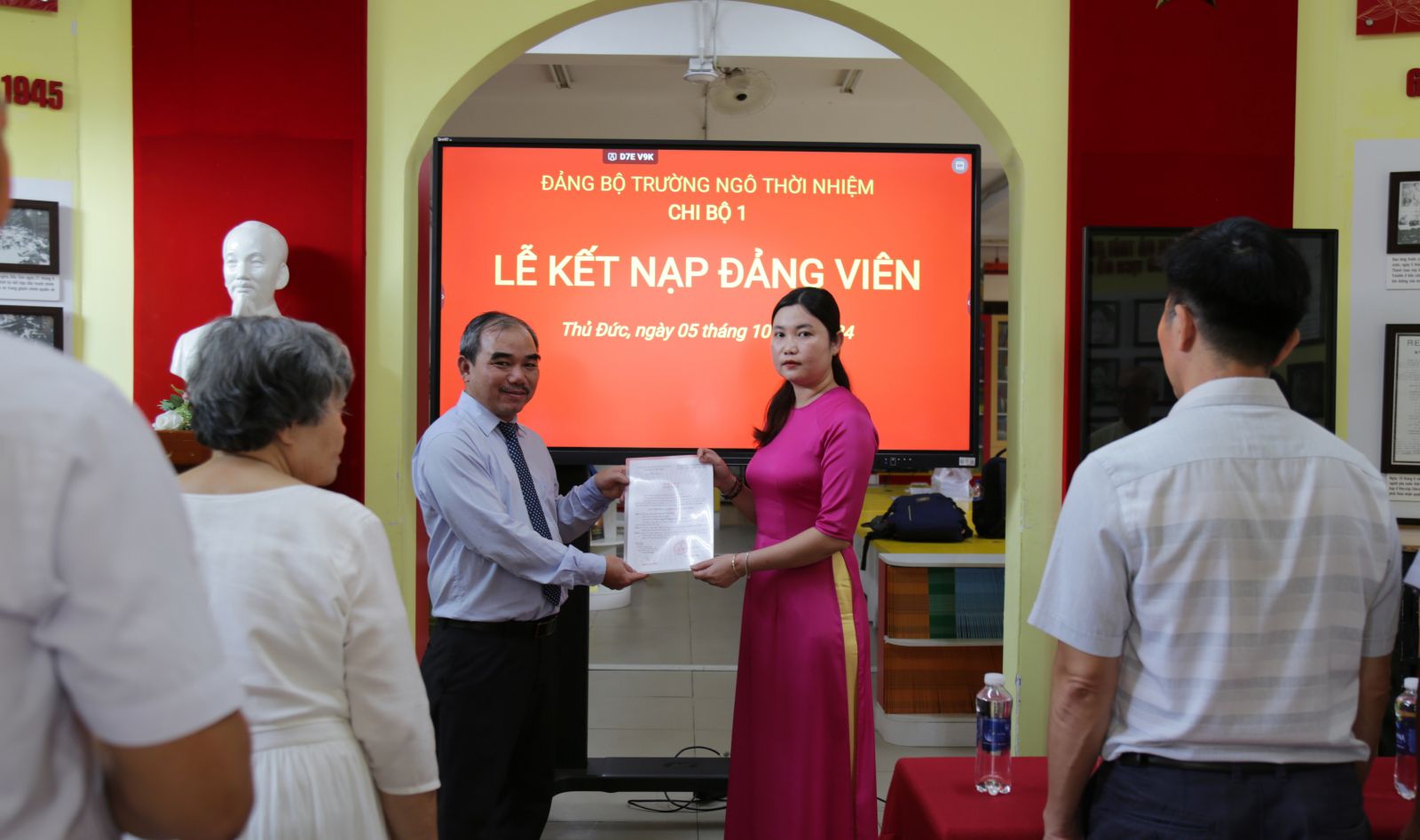 Đồng chí Tưởng Nguyên Sự trao quyết định kết nạp đảng cho đồng chí Nguyễn Thị Nhã Ý - Ảnh: Diep Nguyen Pro