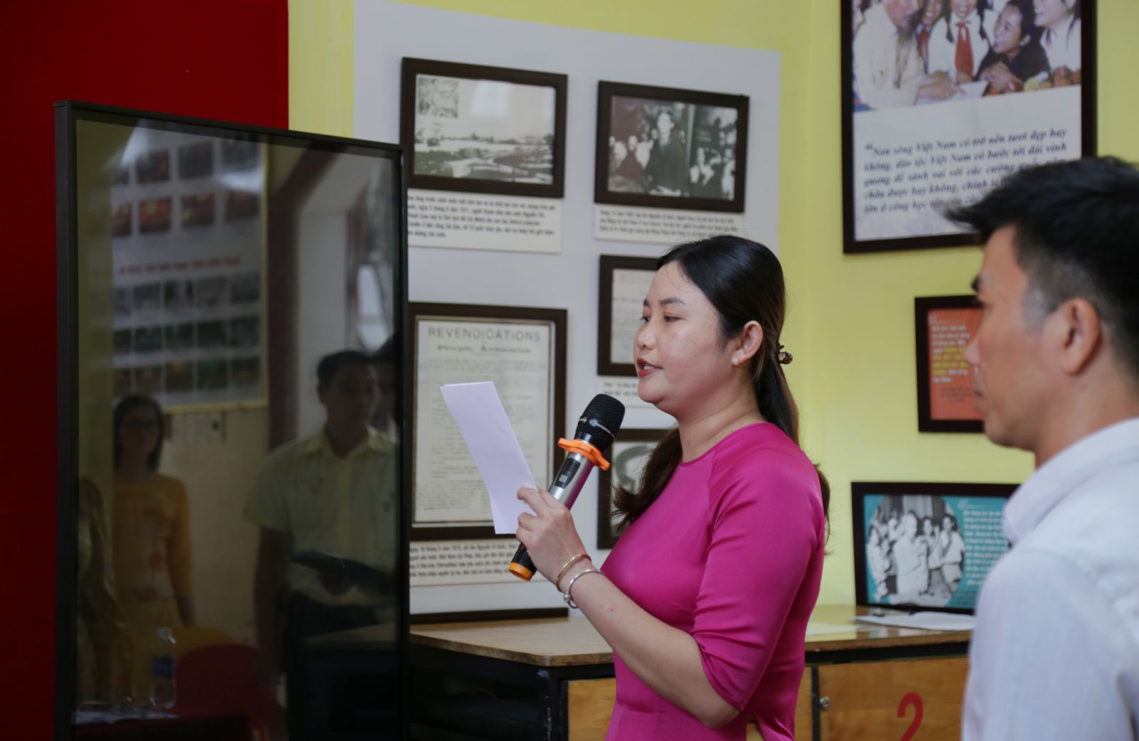 Đồng chí Nguyễn Thị Nhã Ý tuyên thệ hứa sẽ tiếp tục phấn đấu để xứng đáng là người đảng viên gương mẫu - Ảnh: Diep Nguyen Pro