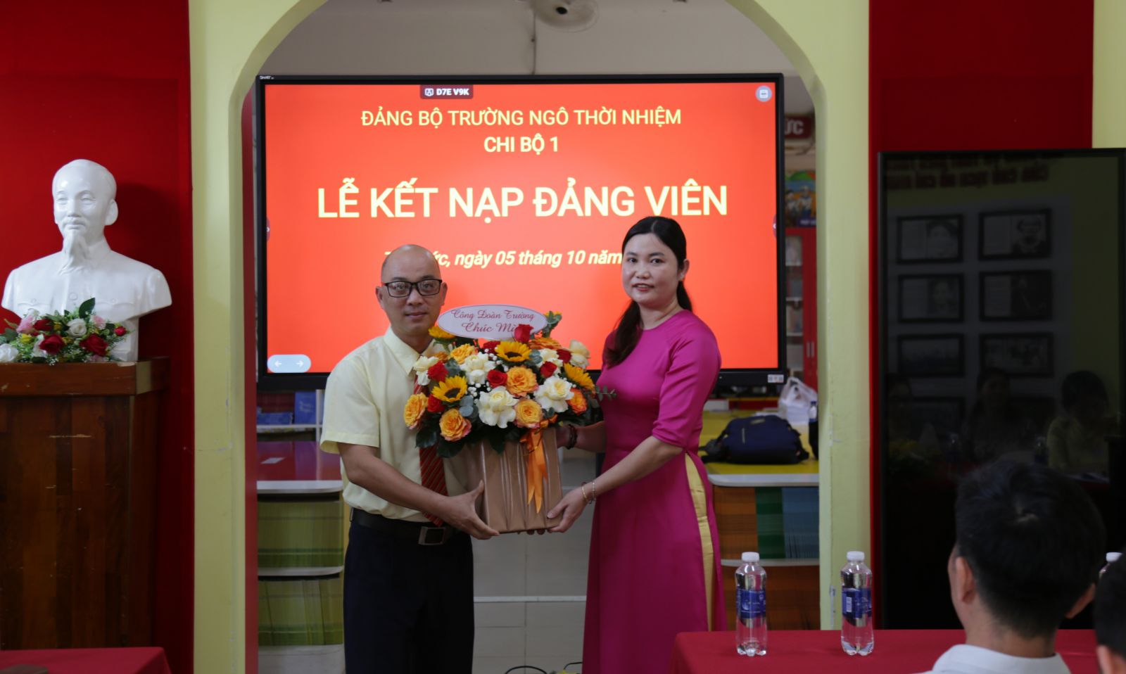 Chủ tịch Công đoàn cơ sở trường Ngô Thời Nhiệm tặng hoa chúc mừng - Ảnh: Diep Nguyen Pro