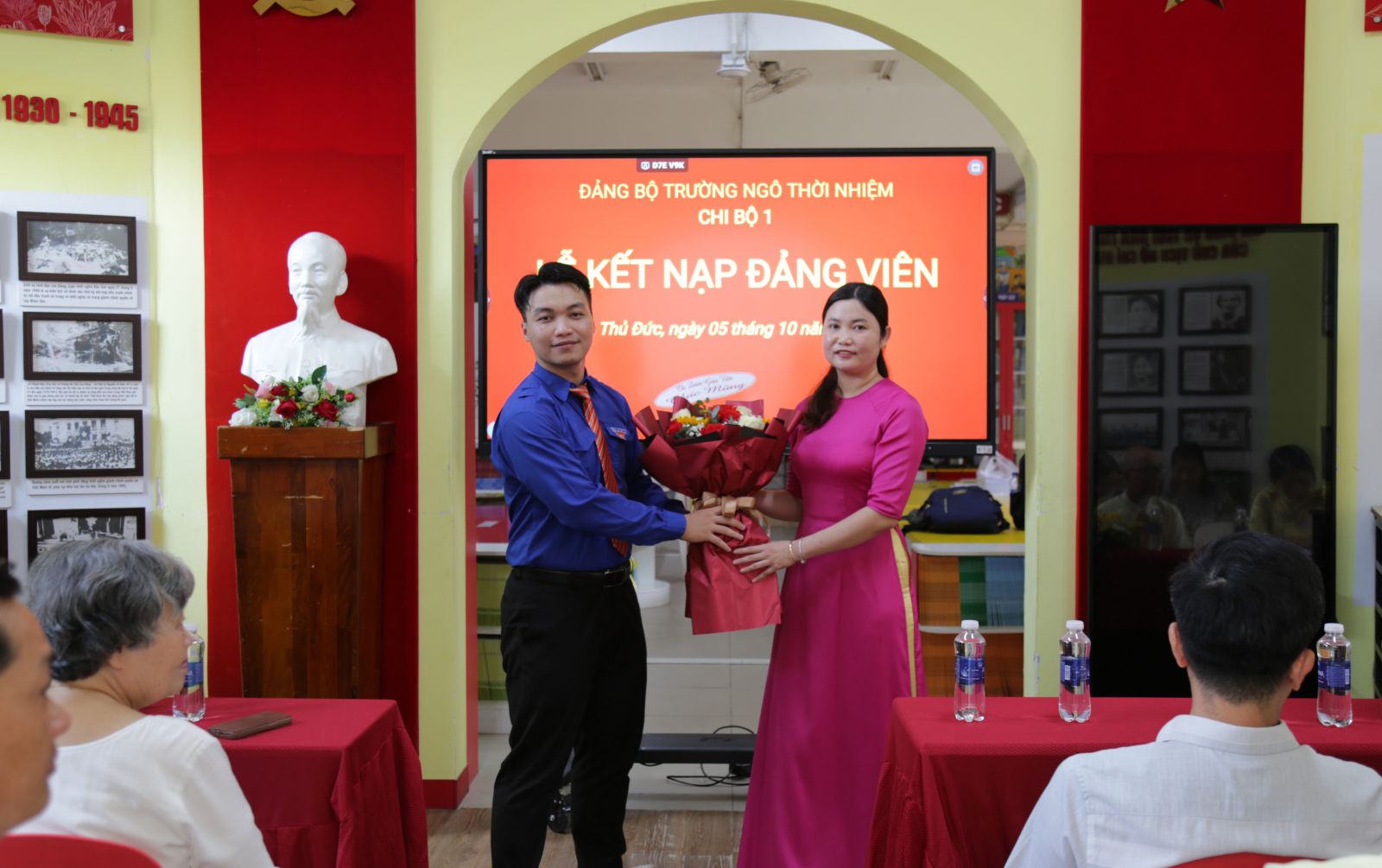 Bí thư Chi đoàn giáo viên trường Ngô Thời Nhiệm tặng hoa chúc mừng - Ảnh: Diep Nguyen Pro