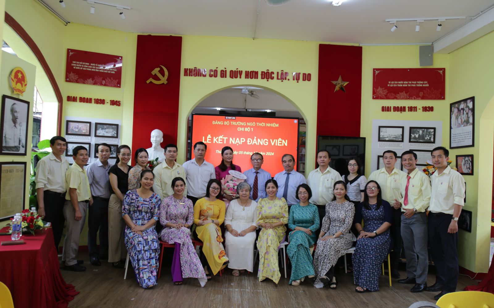 Đảng viên Chi bộ I chụp ảnh lưu niệm - Ảnh: Diep Nguyen Pro