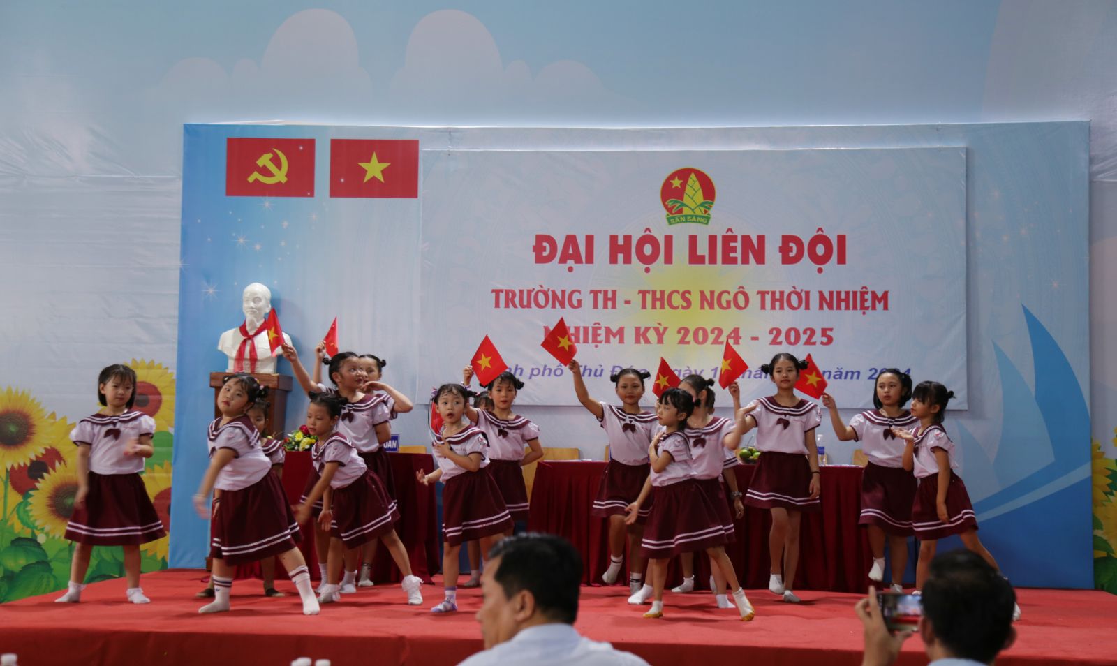 Tiết mục văn nghệ của các em Tiểu học - Ảnh: Diep Nguyen Pro