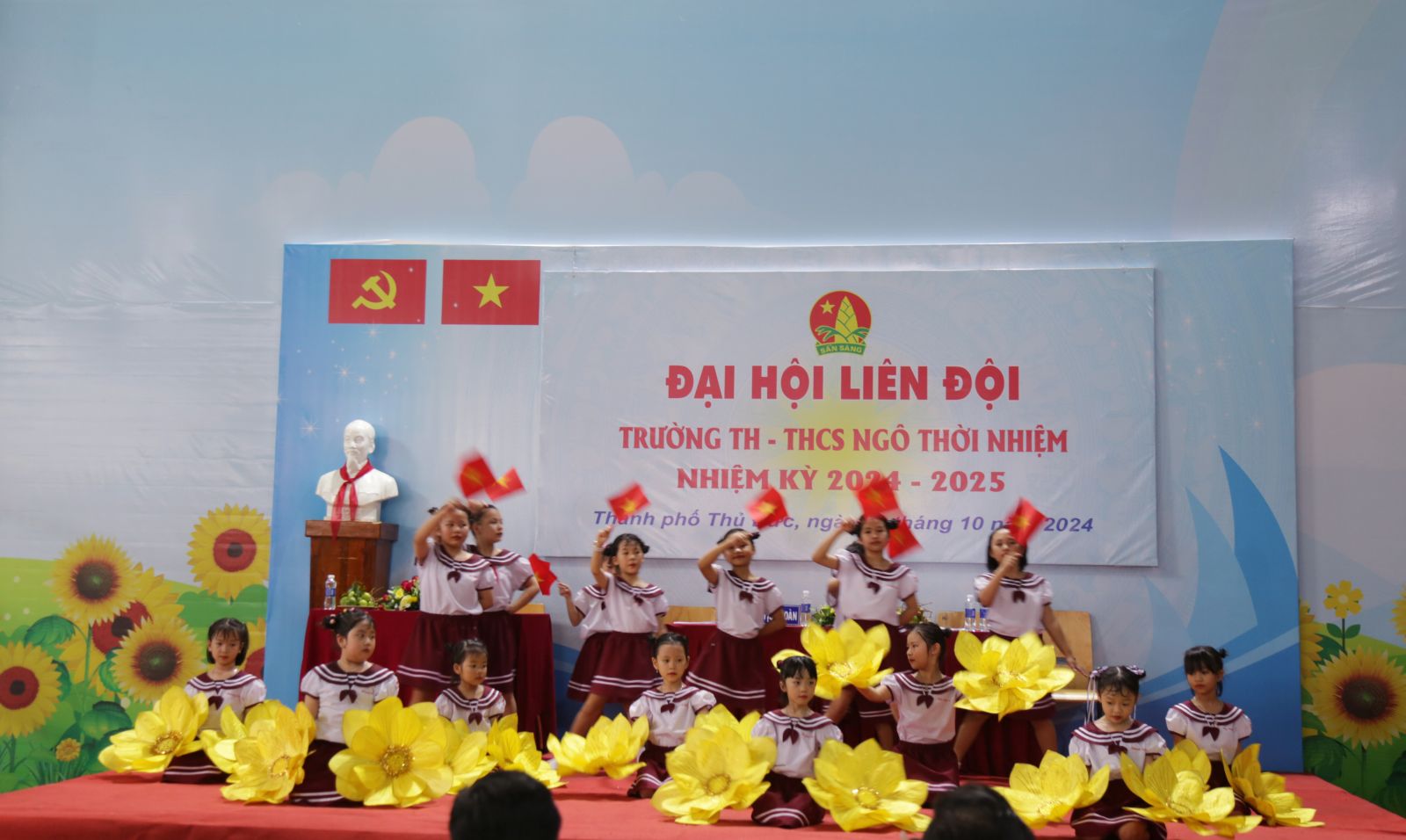 Tiết mục văn nghệ của các em Tiểu học - Ảnh: Diep Nguyen Pro