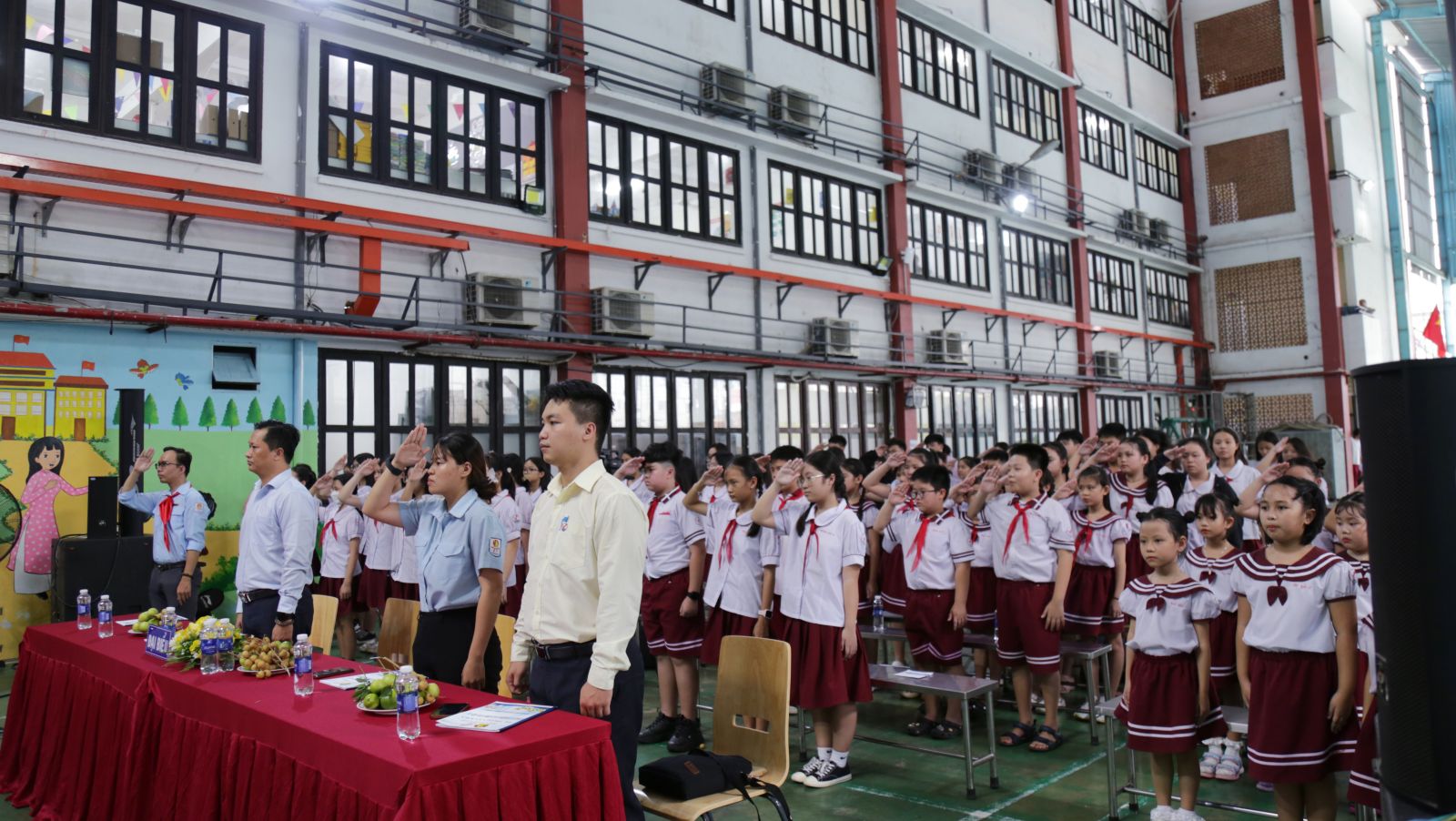 Các Đội viên thực hiện nghi thức chào cờ - Ảnh: Diep Nguyen Pro