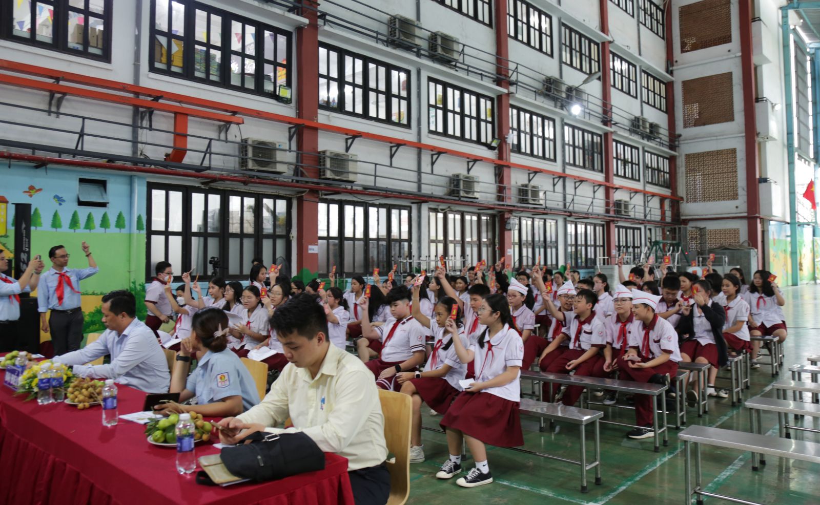 Các Đội viên thực hiện biểu quyết - Ảnh: Diep Nguyen Pro