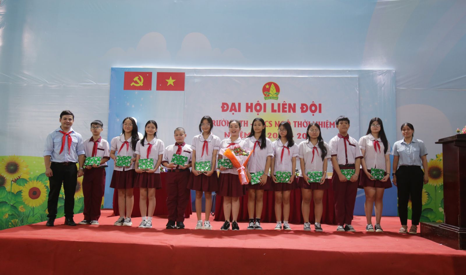 Trao thưởng và tặng hoa cho BCH mới - Ảnh: Diep Nguyen Pro