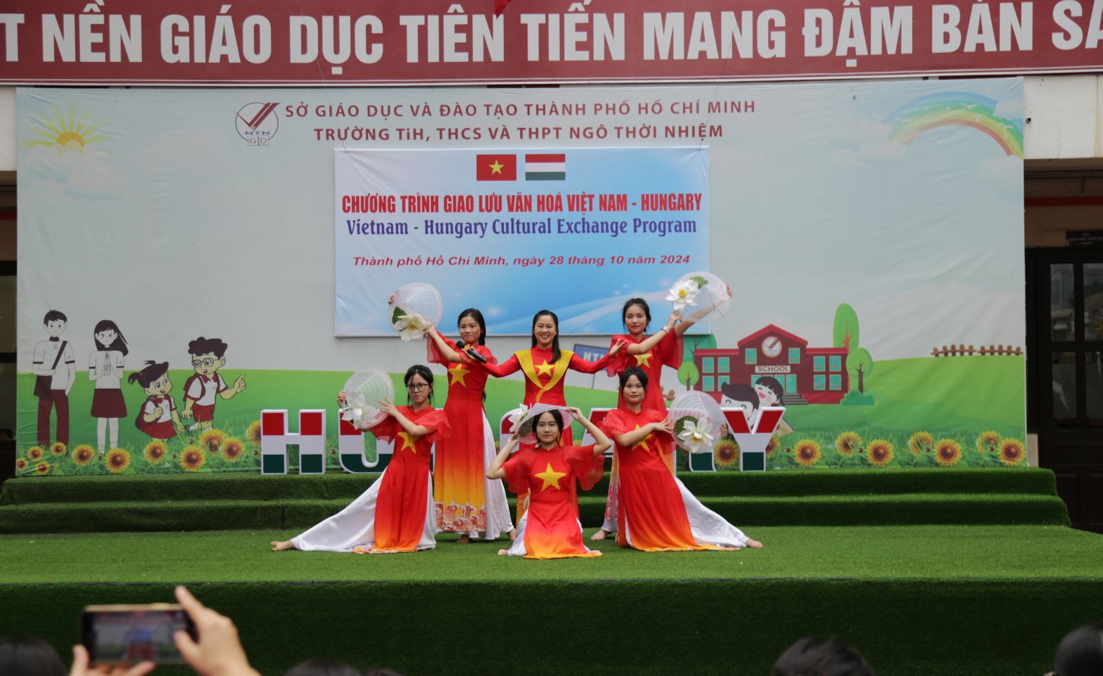 Tiết mục văn nghệ do nhóm học sinh và cô Minh Trang biểu diễn - Ảnh: Diep Nguyen Pro