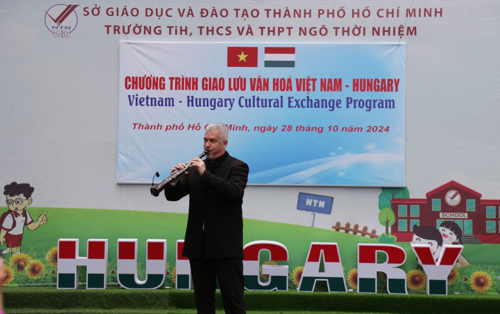 Ông József Terék – Nhạc sĩ biểu diễn âm nhạc truyền thống Hungary - Ảnh: Diep Nguyen Pro