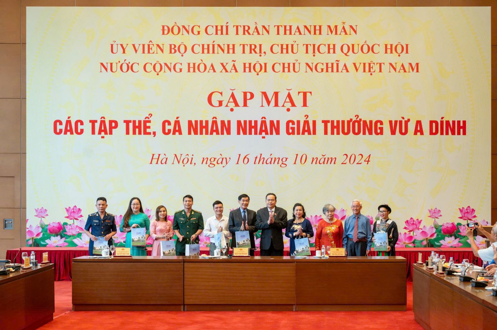 Cô Phạm Thị Thúy Vĩnh - Trường Ngô Thời Nhiệm Vinh dự nhận giải thưởng Vừ A Dính năm 2024