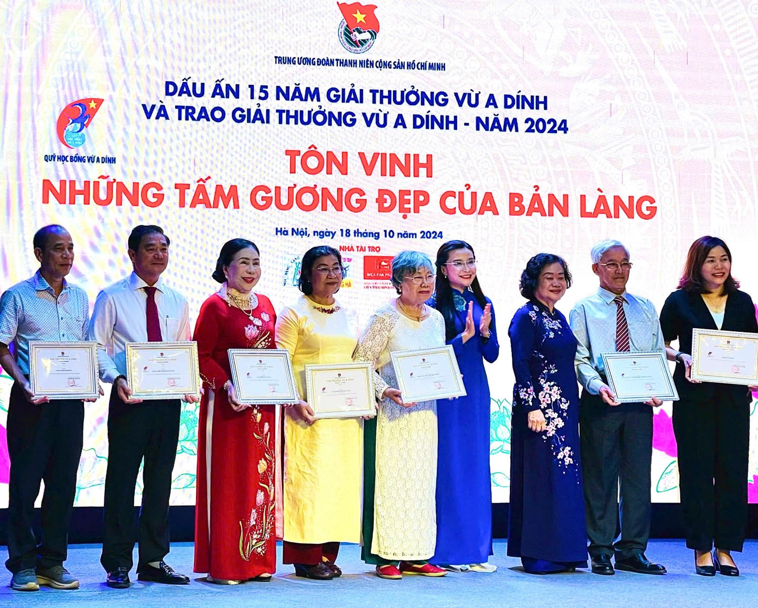 Cô Phạm Thị Thúy Vĩnh - Trường Ngô Thời Nhiệm Vinh dự nhận giải thưởng Vừ A Dính năm 2024