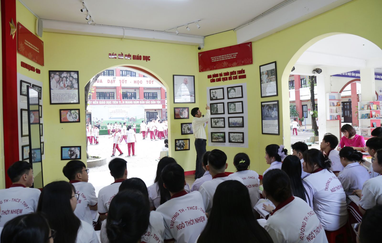 Thầy Lê Thanh Hải - Bộ Môn Lịch Sử thực hiện tiết dạy - Ảnh: Diep Nguyen Pro